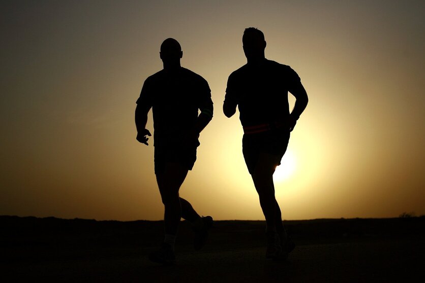 silhouette-sunset-sport-running-dusk-shadow-907233-pxhere.com